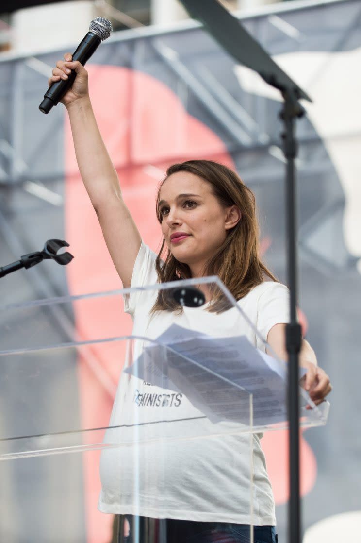 Natalie Portman hüllte ihren Babybauch beim Women’s March in dieses T-Shirt. [Bild: Getty]