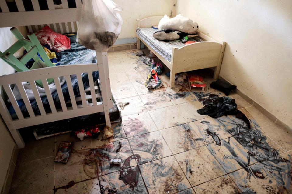 2023年10月17日，以色列邊境村莊貝埃里（Beeri）一間民宅內的幼兒房，哈瑪斯屠殺時留下的血跡（畫面已處理）猶在。路透社