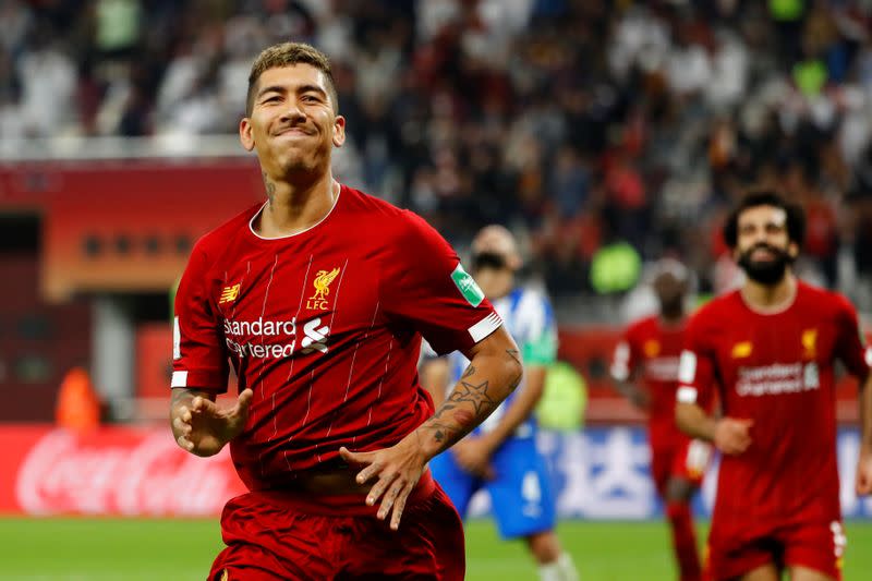 Roberto Firmino celebra tras anotar el gol de la victoria del Liverpool inglés sobre Monterrey de México en una semifinal del Mundial de Clubes, en Doha, Qatar