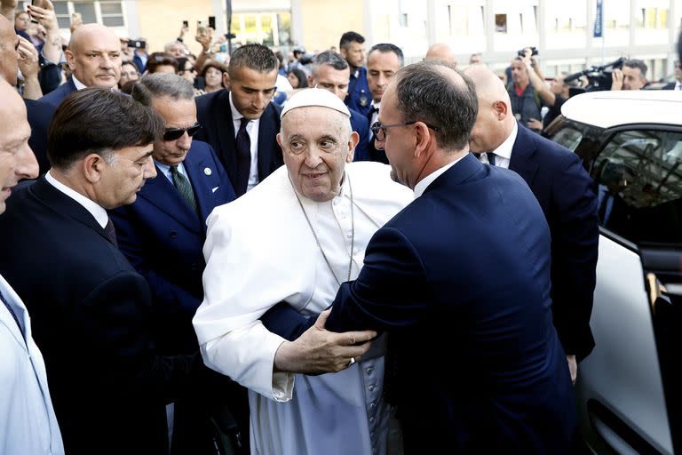 El Papa Francisco sale del Policlínico Universitario Agostino Gemelli en Roma, el viernes 16 de junio de 2023, nueve días después de someterse a una cirugía abdominal