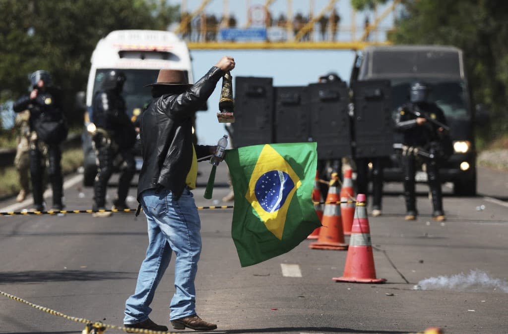 Un soutien de Jair Bolsonaro sur une route bloquée du Brésil, dans l'état du Rio Grande do Sul, le 1er novembre 2022.
 - SILVIO AVILA / AFP