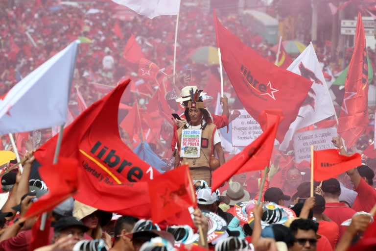 Supporters of Honduran President Xiomara Castro rally in the capital Tegucigalpa (Orlando SIERRA)