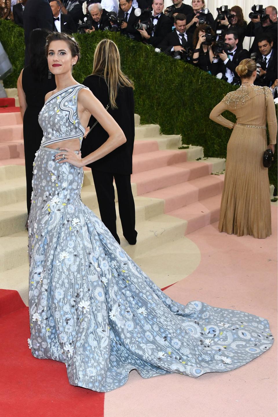 <h1 class="title">Allison Williams in a Peter Pilotto... dress, Soraya Silchenstedt x La Ligne earrings, and Erickson Beamon jewelry</h1><cite class="credit">Photo: Getty Images</cite>