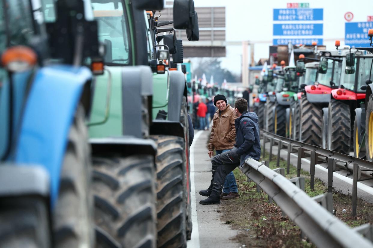 La FNSEA et les Jeunes Agriculteurs ont appelé à lever les blocages, mais certains sont déterminés à rester (Photo by Frederick FLORIN / AFP)