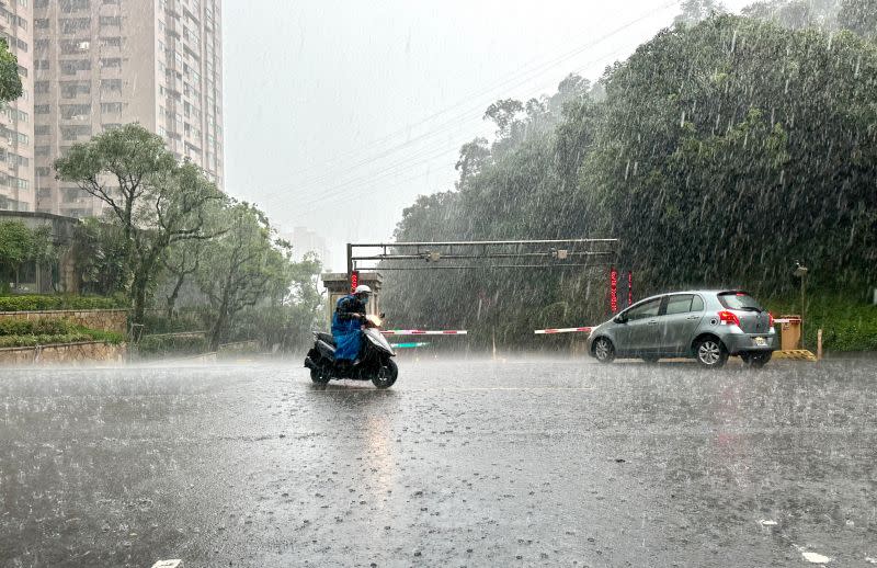 ▲卡努颱風外圍環流已經開始對台灣造成影響，中央氣象局將持續更新「大雨特報」，提醒民眾做好防災準備。（圖／記者周淑萍攝）