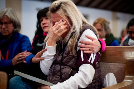 Laura Martin mourns her father, TK Huff, during a vigil for the lives and community lost to the Camp Fire at the First Christian Church of Chico in Chico, California, November 18, 2018. Noah Berger/Pool via REUTERS