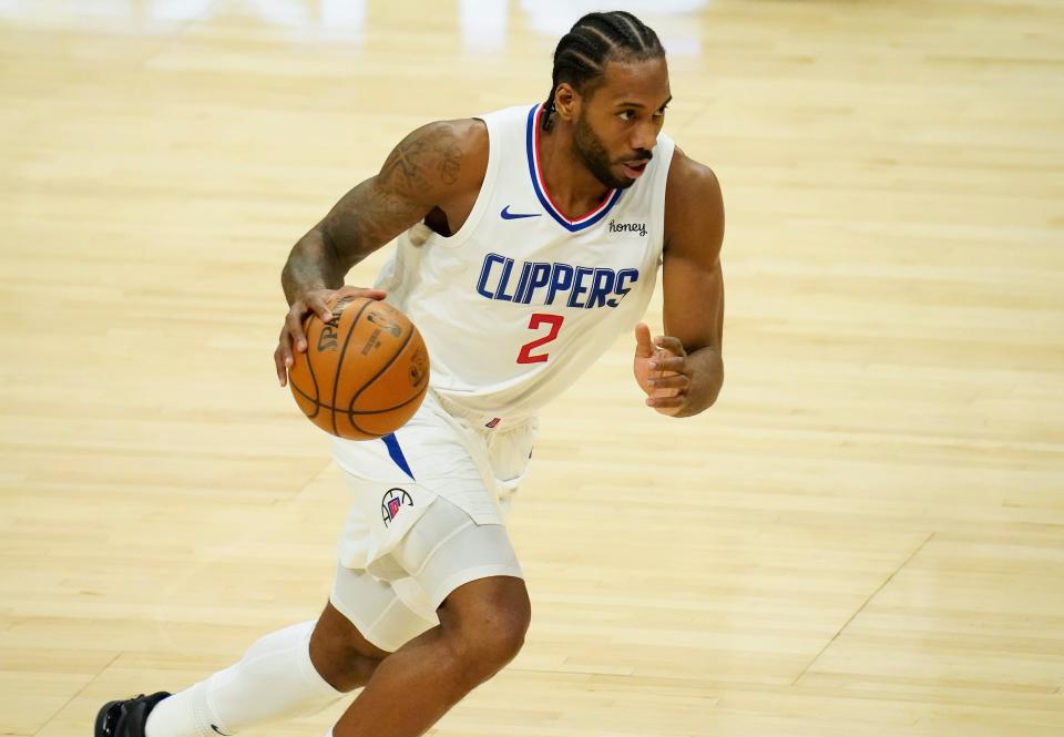  LA Clippers forward Kawhi Leonard dribbles the ball up court during the third quarter against the Washington Wizards at Staples Center on Feb 23, 2021. 