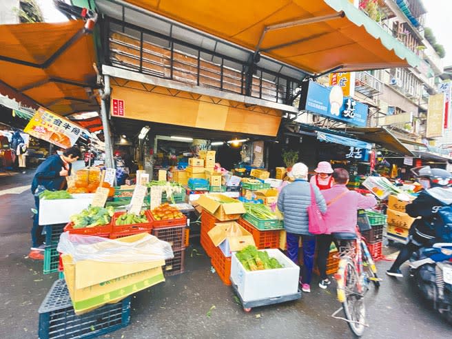 春節連假結束，北市各批發市場在17日開市，大批民眾前往挑選採買，各種葉菜價格行情互有漲跌，高麗菜貨量太大，導致價格下跌。（吳康瑋攝）