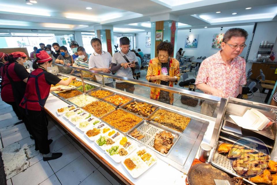 熱海排骨大王是花蓮第一家排骨飯，80年代首創16道配菜隨客挑選，被稱為花蓮鄉親的後廚房。