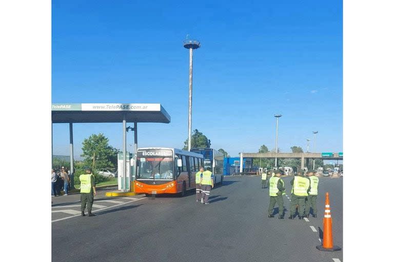 Gendarmería detuvo a un micro escolar con manifestantes