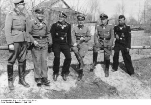 <span>圖／</span><a href="https://commons.wikimedia.org/wiki/File:Bundesarchiv_Bild_101III-Zschaeckel-197-32,_Russland,_Waffen-SS-M%C3%A4nner_mit_Ritterkreuz.jpg" rel="nofollow noopener" target="_blank" data-ylk="slk:維基共享資源;elm:context_link;itc:0;sec:content-canvas" class="link "><span>維基共享資源</span></a>