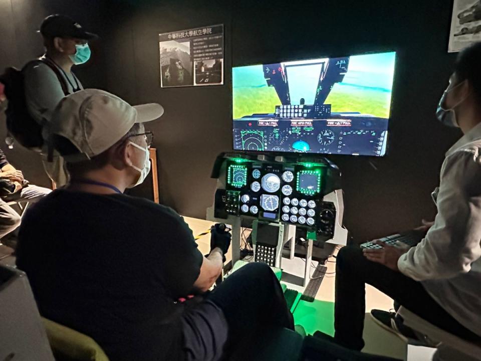 台中中央公園近期啟用的航空主題遊客中心，提供戰鬥機模擬飛行體驗，至3月5日止，歡迎民眾把握時間，體驗駕駛戰鬥機的機會。（圖：中市府提供）