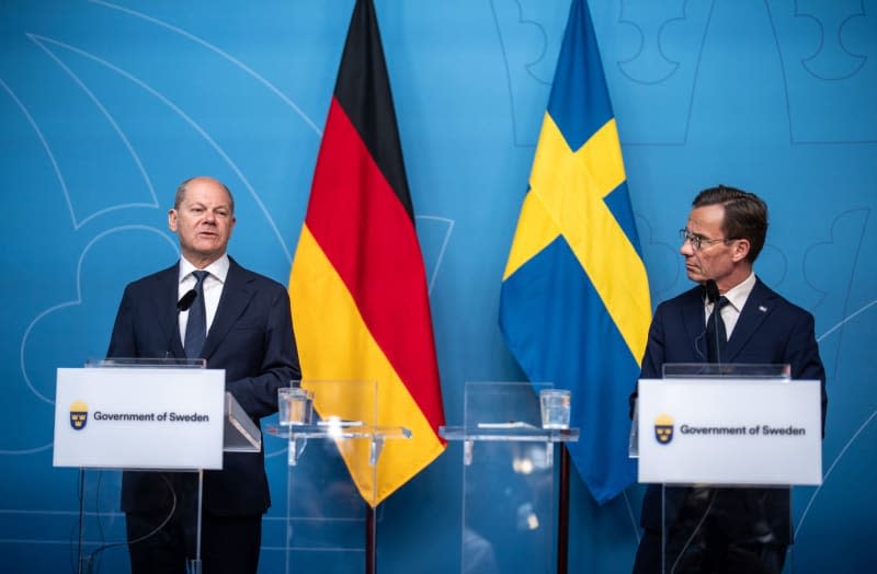 German Chancellor Olaf Scholz (L) takes part in a press conference alongside Prime Minister of Sweden Ulf Kristersson. Michael Kappeler/dpa