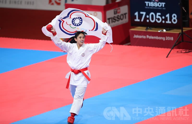 台灣空手道好手谷筱霜27日在女子50公斤級賽事擊敗對手，拿下金牌。（中央社）
