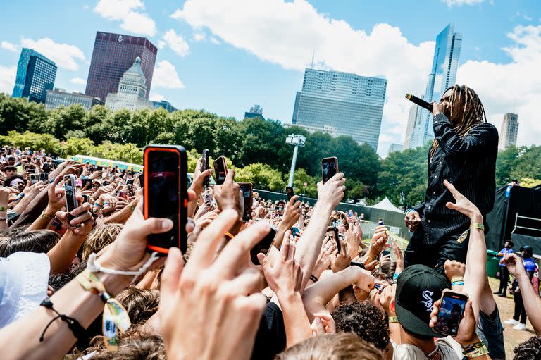 Jasiah frente a las cámaras (de los celulares) en el  Lollapalooza Chicago 2022