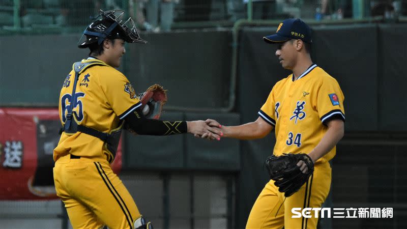 2021年台灣大賽第3戰，李振昌與高宇杰關門後握手。（資料照／記者王怡翔攝影）