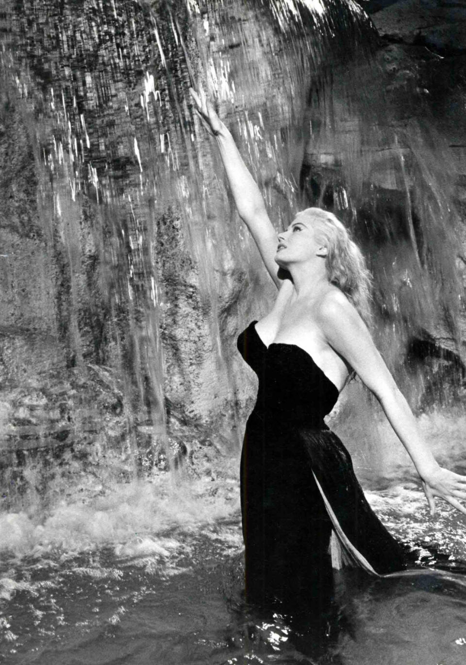 <p>Im Jahr 1960 feierte der Klassiker „Das süße Leben“, auch bekannt als „La Dolce Vita“, von Federico Fellini seine Premiere bei den Filmfestspielen in Cannes. Von den Kritikern gefeiert, gewann der Film sogar die Goldene Palme. Allerdings war der Streifen unter Mitgliedern der katholischen Kirche sehr umstritten. Der Grund: Eine vermeintlich frivole Szene, die angeblich die vatikanische Würde verletzt habe. (Bild: RexFeatures)</p>