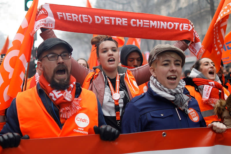 Le gouvernement a affiché vendredi sa détermination à tenir le cap des réformes au lendemain de la mobilisation des cheminots et des fonctionnaires, malgré la proposition de la CGT d'une nouvelle journée de grèves et de manifestations le 19 avril. /Photo prise le 22 mars 2018/REUTERS/Charles Platiau