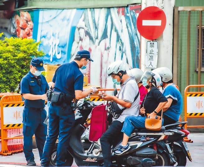 台北市連續爆發群聚感染，萬大市場部分攤位24日晚間突然停業消毒，北市府證實已封鎖近14天可能有接觸確診者的36個攤位，也預計停業3天進行消毒，26日市場因實施依身分證字號尾數分流採買，採買人數變少。（羅永銘攝）