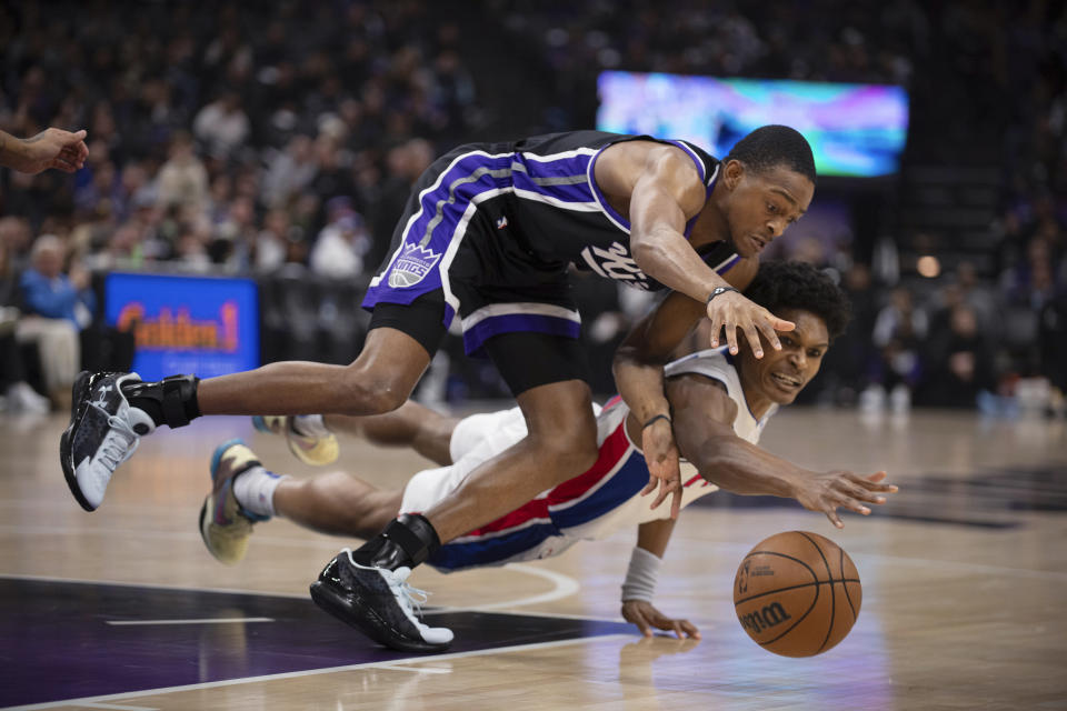 Sacramento Kings guard De'Aaron Fox, top, and Detroit Pistons forward Ausar Thompson chase the ball during the first quarter of an NBA basketball game in Sacramento, Calif., Wednesday, Feb. 7, 2024. (AP Photo/José Luis Villegas)