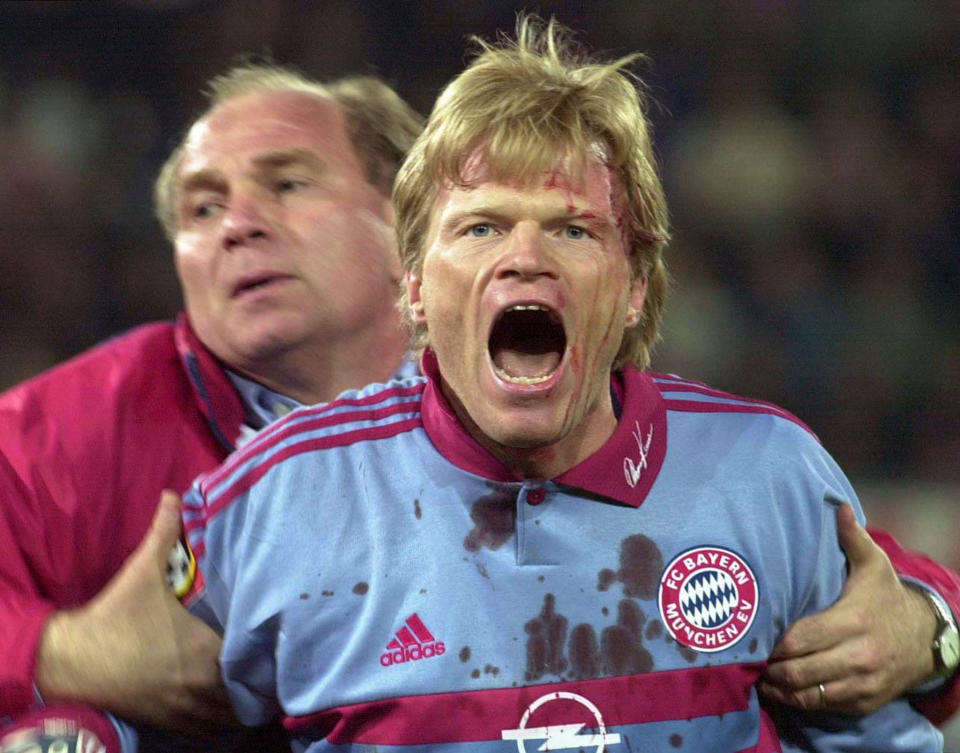 Uli Hoeneß versucht den blutüberströmten Oliver Kahn zurückzuhalten, nachdem der von einem Golfball im Freiburger Dreisamstadion getroffen wurde. (Bild: Reuters)