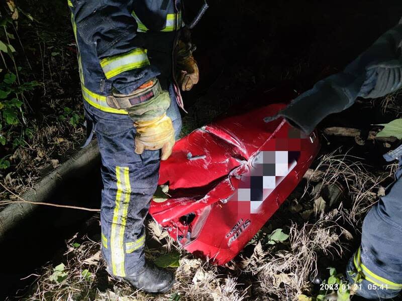 一輛小客車在國1台中南屯交流道附近撞擊匝道護欄衝出墜落五權西路匝道左側邊坡，起火燃燒，消防隊撲滅火勢後在邊坡發現車體殘骸。（台中市消防局提供）