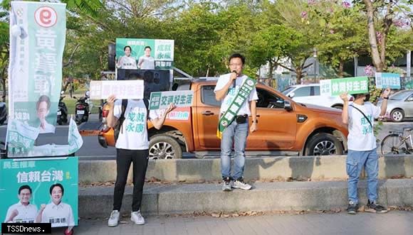 圖：黃肇輝啟動民主唱議車，深入大街小巷，將政見唱給民眾聽，期盼獲得更多人的認同與支持。（記者李嘉祥攝）