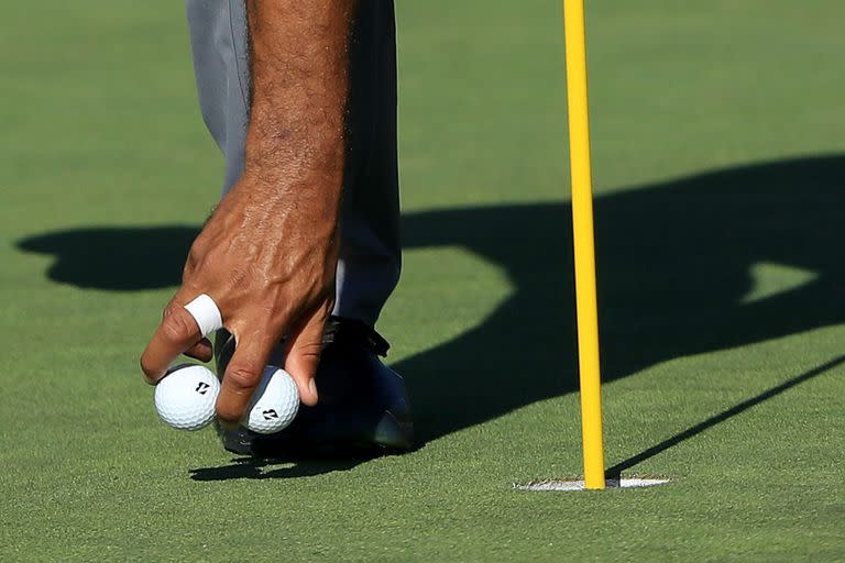 La mano de Tiger Woods, durante una ronda de práctica en el  Memorial Tournament en Dublin, Ohio