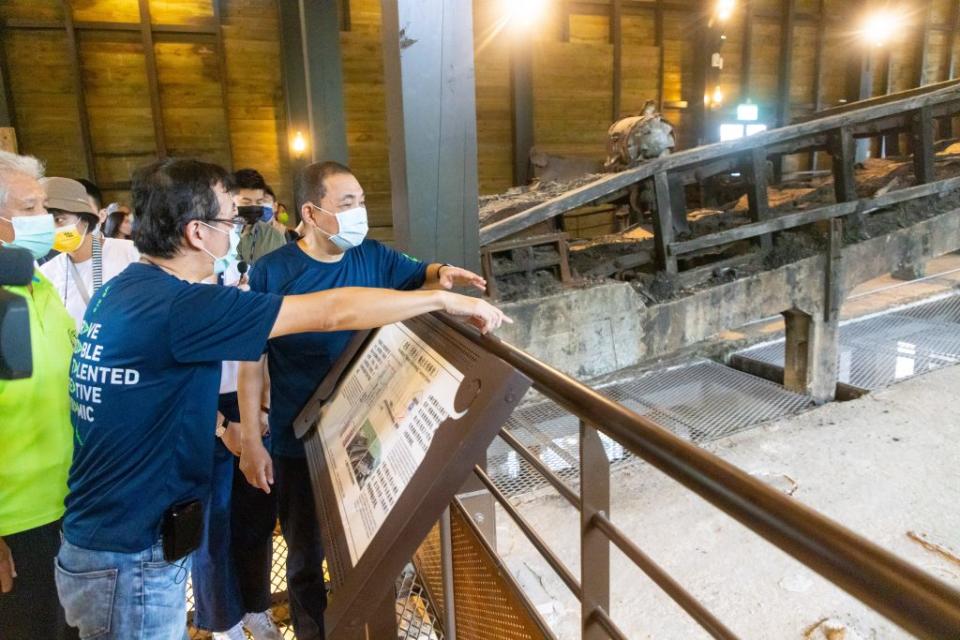 新北市長侯友宜於二日前往視察「新北市歷史建築瑞芳瑞三礦業（選煤廠）修復及再利用工程」。（記者蔡琇惠攝）