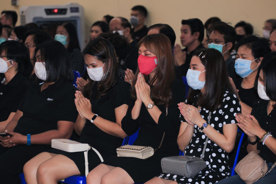 BANGKOK, THAILAND - 2020/02/29: People wearing face masks attend a funeral ceremony of a Thai man aged 35 who was suffering from dengue fever and later got infected with Covid-19. (Photo by Adisorn Chabsugnoen/SOPA Images/LightRocket via Getty Images)