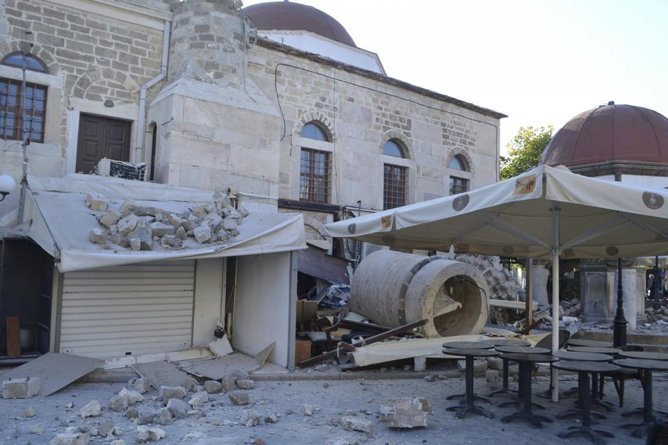 <p>El terremoto ocurrido en la madrugada de este viernes ocasionó daños en diferentes estructuras de la isla. También en tiendas, restaurantes y viviendas. Decenas de personas resultaron heridas. (FOTO: EFE) </p>