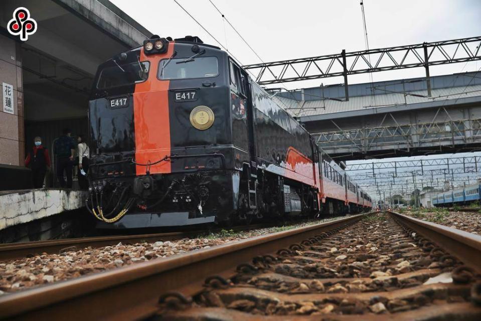 台鐵五星級觀光車廂鳴日號今天行車時，出現上下跳動甚至騰空彈起情形，讓一旁鐵道迷看傻，直呼以為要翻車。(圖／報系資料照)