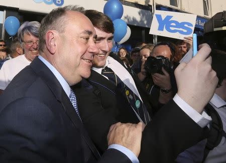 Scotland's First Minister Alex Salmond (L) has his picture taken with a supporter as he campaigns through Largs, Ayrshire, September 17, 2014. REUTERS/Paul Hackett