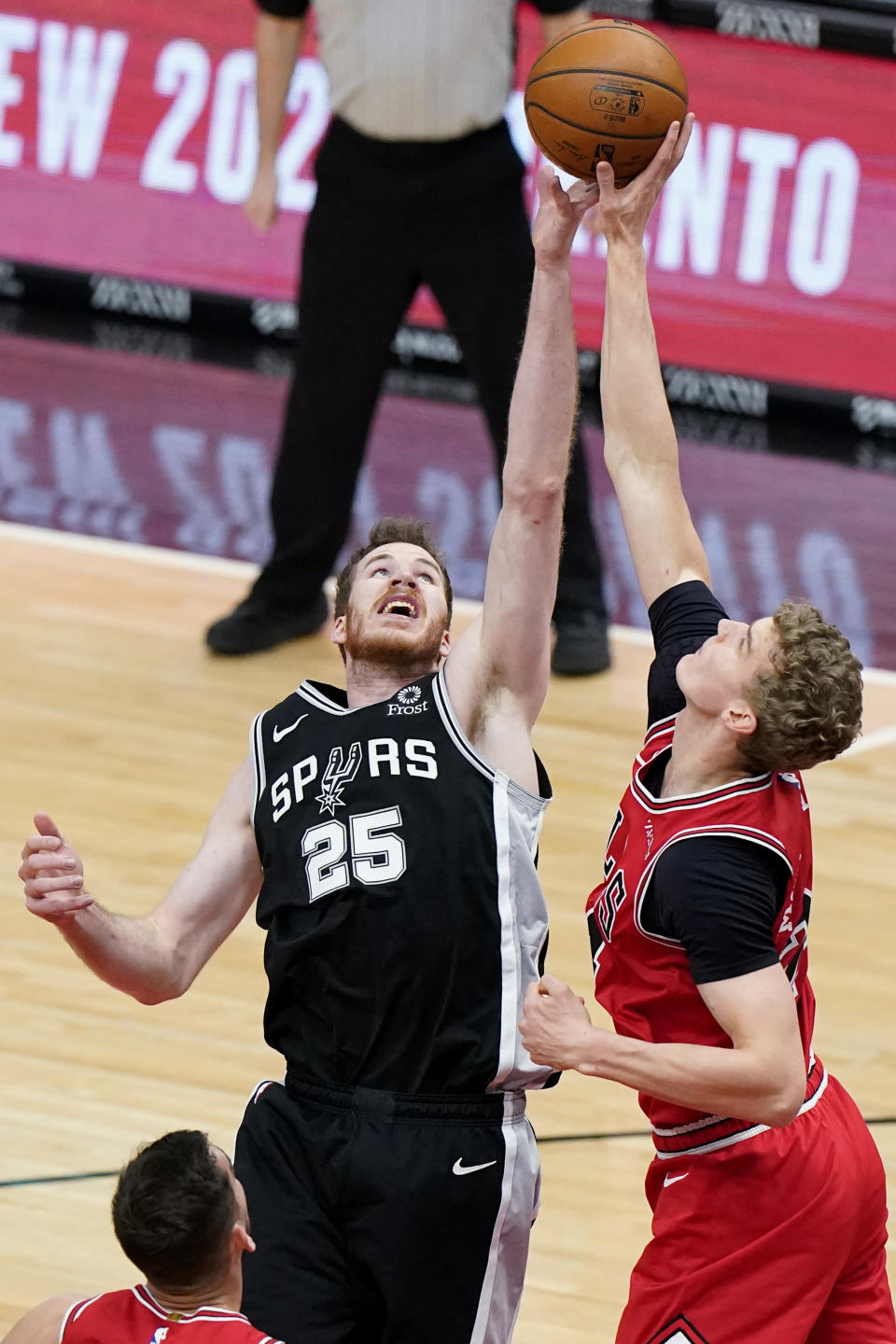 San Antonio Spurs center Jakob Poeltl, left, and Chicago Bulls forward Lauri Markkanen battle for a rebound during the first half of an NBA basketball game in Chicago, Wednesday, March 17, 2021. (AP Photo/Nam Y. Huh)