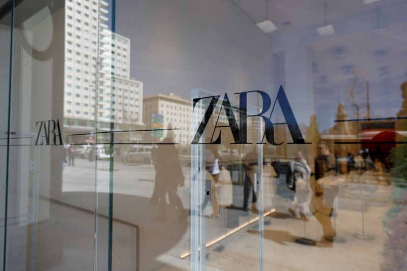 FOTO DE ARCHIVO: El logo de Zara en un escaparate, en una de las tiendas más grandes de la compañía en el mundo, en Madrid
