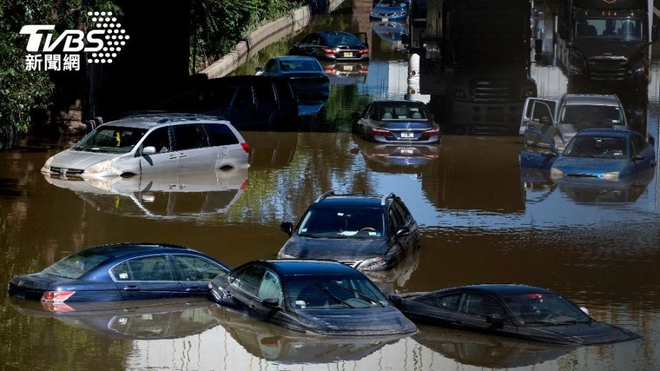 紐約淹大水，馬路上的汽車全泡在水中。（圖／AP）