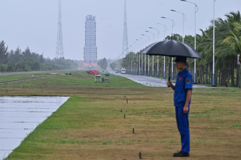 Un gardien surveille la rampe de lancement de Chang'e-6 au Centre de lancement spatial de Wenchang, sur l'île tropicale de Hainan, en Chine, le 2 mai 2024 (Hector RETAMAL)