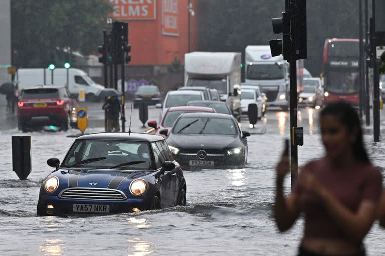 Autobuses y automóviles quedaron varados cuando las calles de Londres se inundaron el domingo, mientras repetidas tormentas eléctricas azotaban la capital británica