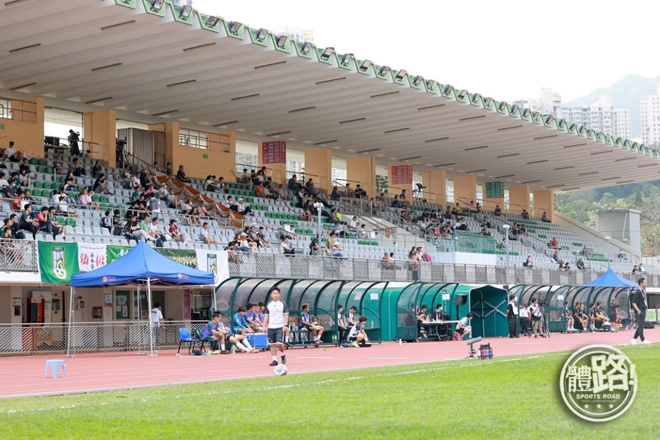 斧山道運動場只有216人觀戰，入座率不足1成。