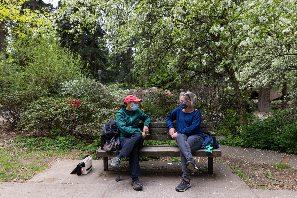 Kate Fassett, izquierda, y Rachel O'Doud-Vega, conversan con cubrebocas en Mt. Tabor Park en Portland, Oregon, el 29 de abril de 2021. (Kristina Barker/The New York Times)

