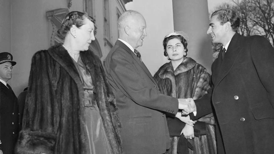 Visita a la Casa Blanca del Sha de Ir&#xe1;n y su esposa, la reina Soraya, en diciembre de 1954, durante el gobierno de Einsenhower.