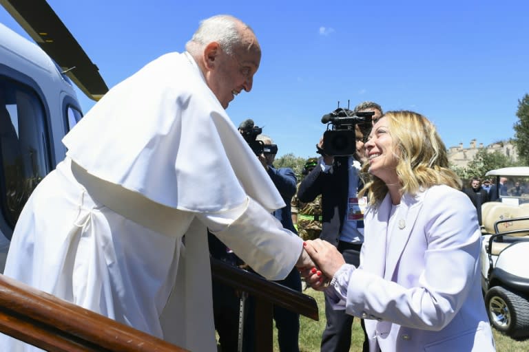 La primera ministra de Italia, Giorgia Meloni, da la bienvenida al papa Francisco a la Cumbre del G7, en la localidad italiana de Savelletri, el 14 de junio de 2024 (Handout)