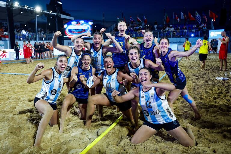 Las Kamikazes se consagraron subcampeonas, logrando por primera vez un podio para el beach handball en un Campeonato Mundial, cayeron ante el último campeón mundial y bicampeón europeo, Alemania.