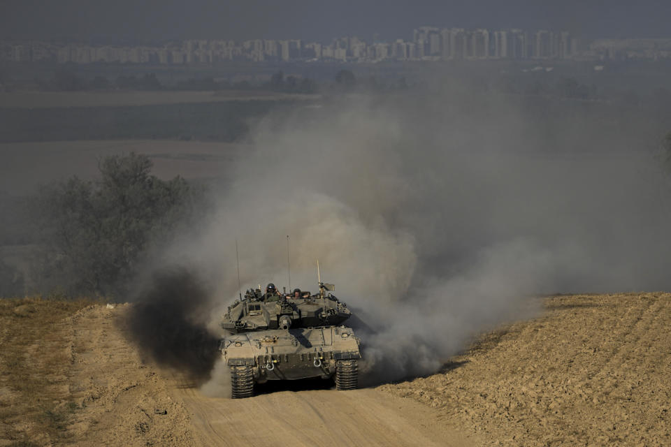 ARCHIVO - Soldados israelíes conducen un tanque cerca de la frontera entre Israel y Gaza, en el sur de Israel, el miércoles 5 de junio de 2024. (AP Foto/Tsafrir Abayov, Archivo)