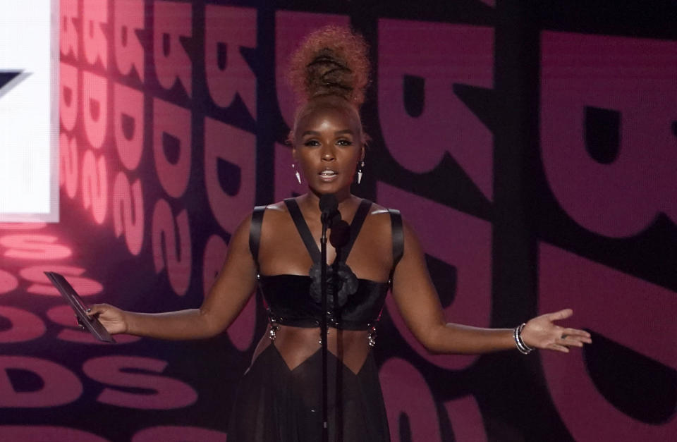 Janelle Monae presenta el Premio BET a la mejor artista femenina de R&B/pop el domingo 26 de junio de 2022 en el Teatro Microsoft en Los Ángeles. (Foto AP/Chris Pizzello)