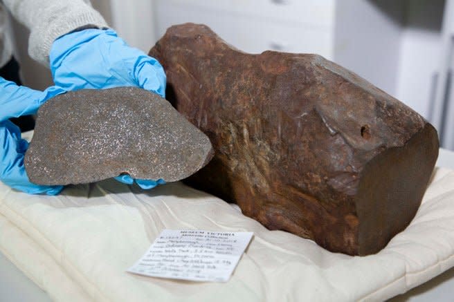 Imagen del meteorito Maryborough (una condrita ordinaria H5) y de su sección, cortada con una sierra de diamante, expuesto en el museo de Melbourne.