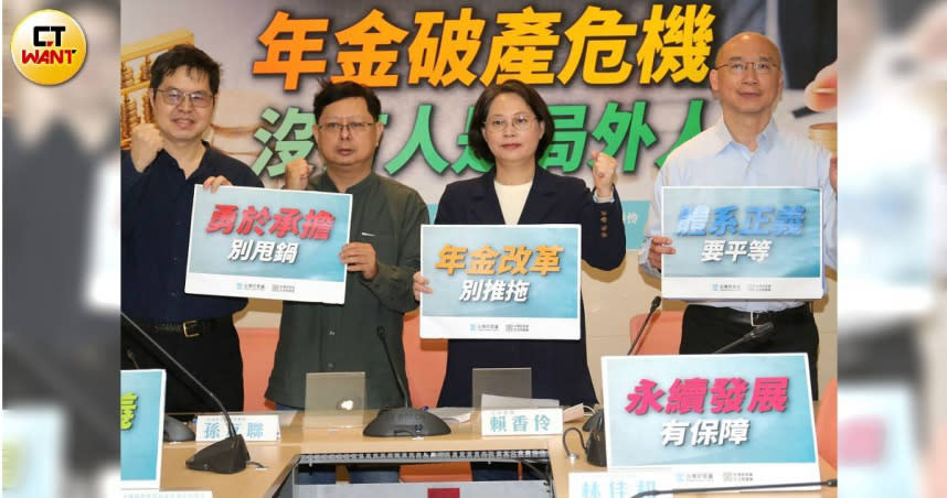 台灣民眾黨立委賴香伶召開「年金破產~危機沒有人是局外人」記者會。（圖／周志龍攝）