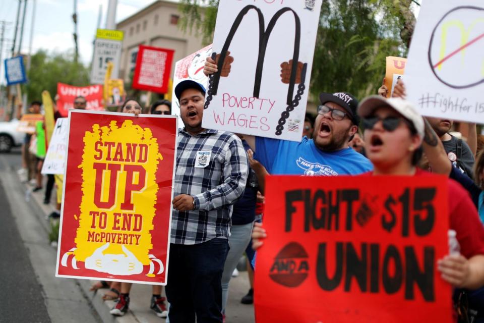 Los trabajadores de McDonalds en huelga para exigir un salario mínimo de 15 dólares se manifiestan en Las Vegas, Nevada, Estados Unidos, 14 de junio de 2019. REUTERS/Mike Segar