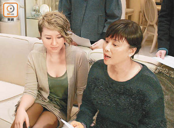 當年三房陳婉珍（右）在女兒何超雲（左）陪同下宣讀有何鴻燊中文簽名的聲明。