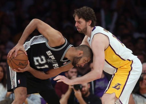 Los San Antonio Spurs vencieron este domingo a Los Angeles Lakers 103-82 para completar la barrida 4-0 y avanzar así a la semifinal de la Conferencia Oeste de la NBA. (AFP/GETTY IMAGES | jeff gross)